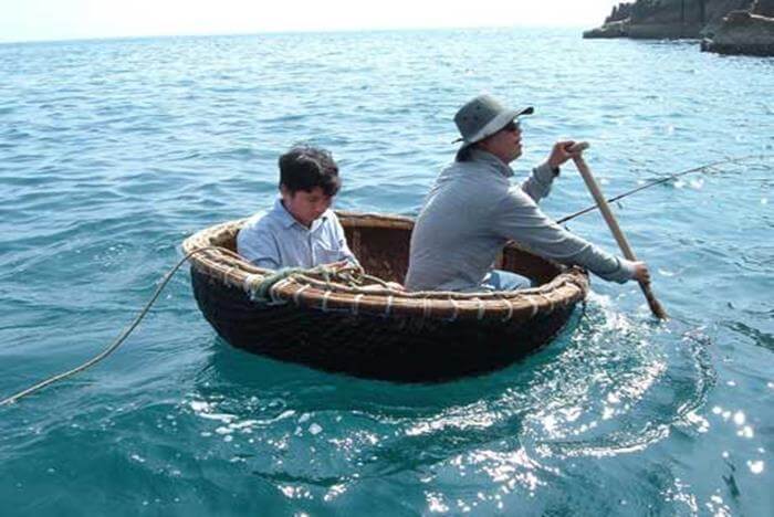 Chèo thuyền thúng trên biển Mũi Né