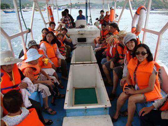 Fishing - Snorkel Browsing The Coral Reef at Vinh Hy Bay